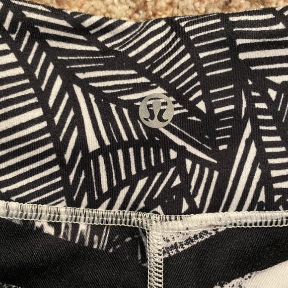 Lululemon Wunder Under Crop - Picture 2 of 6